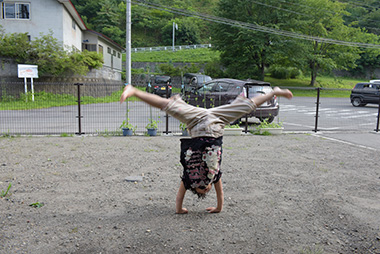 園庭で遊ぶ