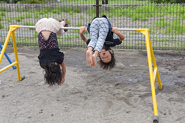 園庭で遊ぶ