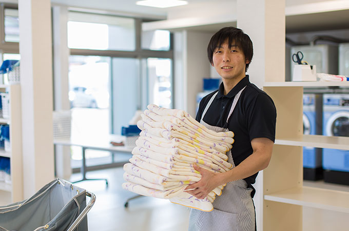 作業をする女性の写真