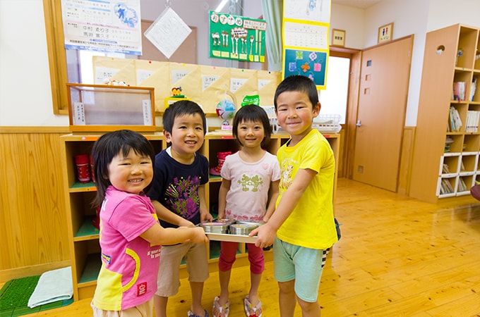 カメラに向かって微笑む子どもたち