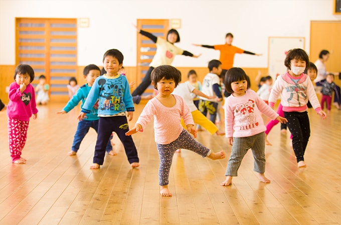 リズム運動をする子ども達