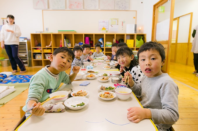 給食を食べる子どもたち