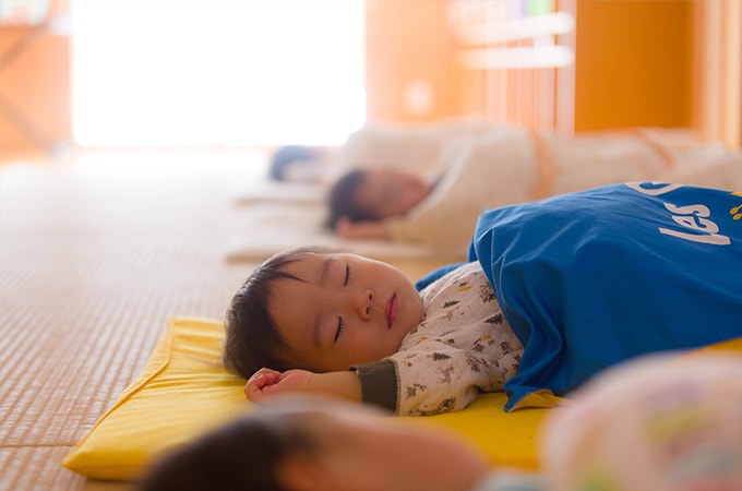 すやすやと眠る子ども