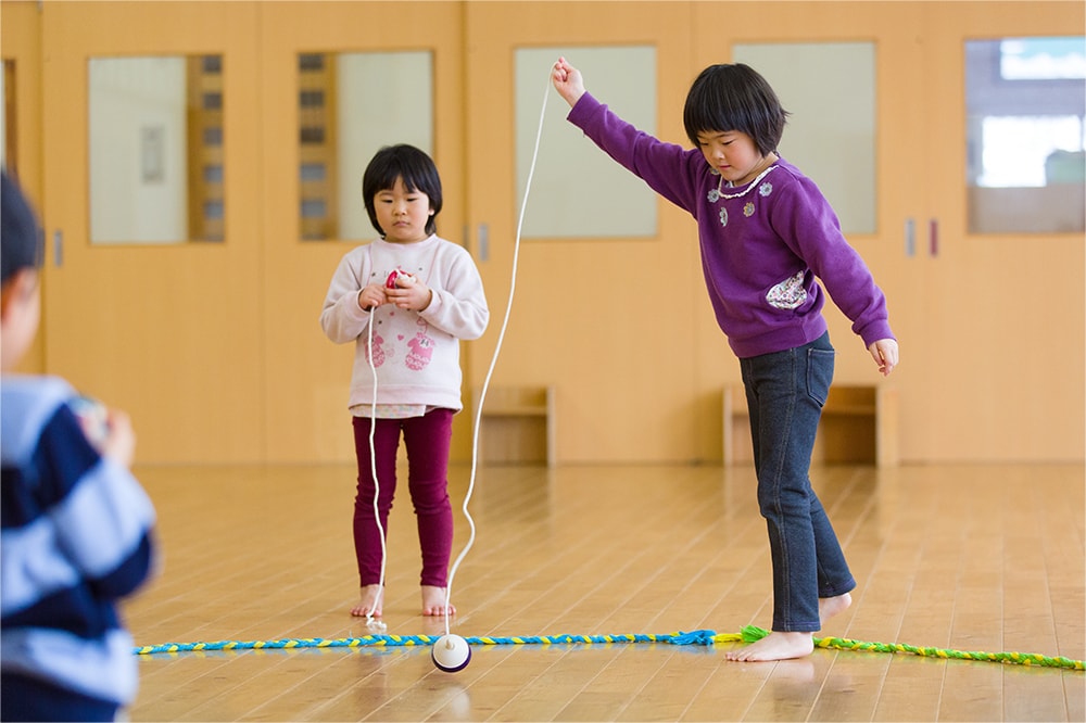 コマで遊ぶ子ども