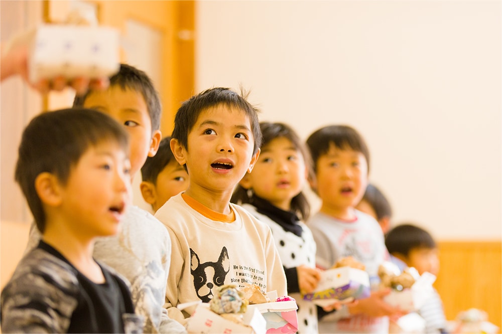 1列に並ぶ子どもたち