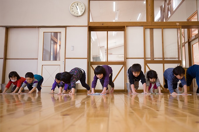 雑巾がけをしている写真