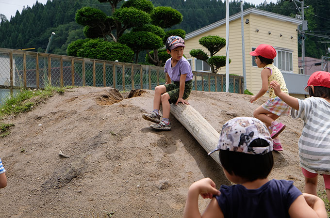 外遊びをする子ども達の写真