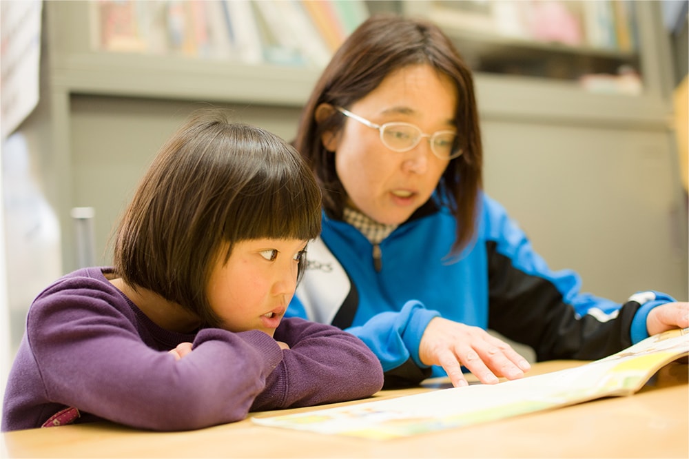 絵本読み聞かせをしている写真