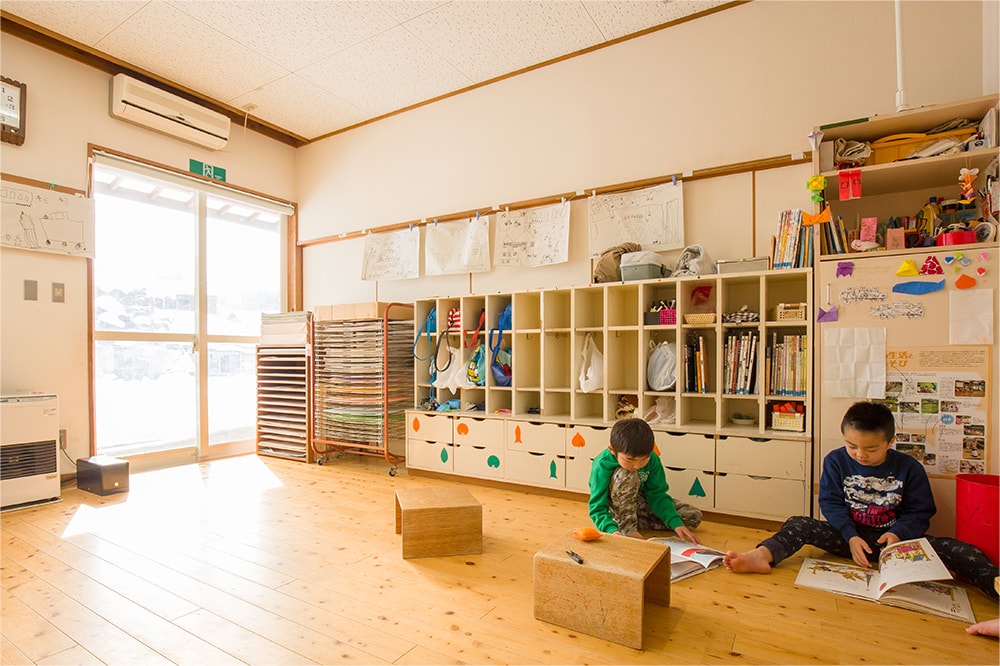 本を読んでいる子どもたちの写真