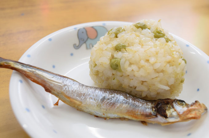 おにぎりと魚の写真
